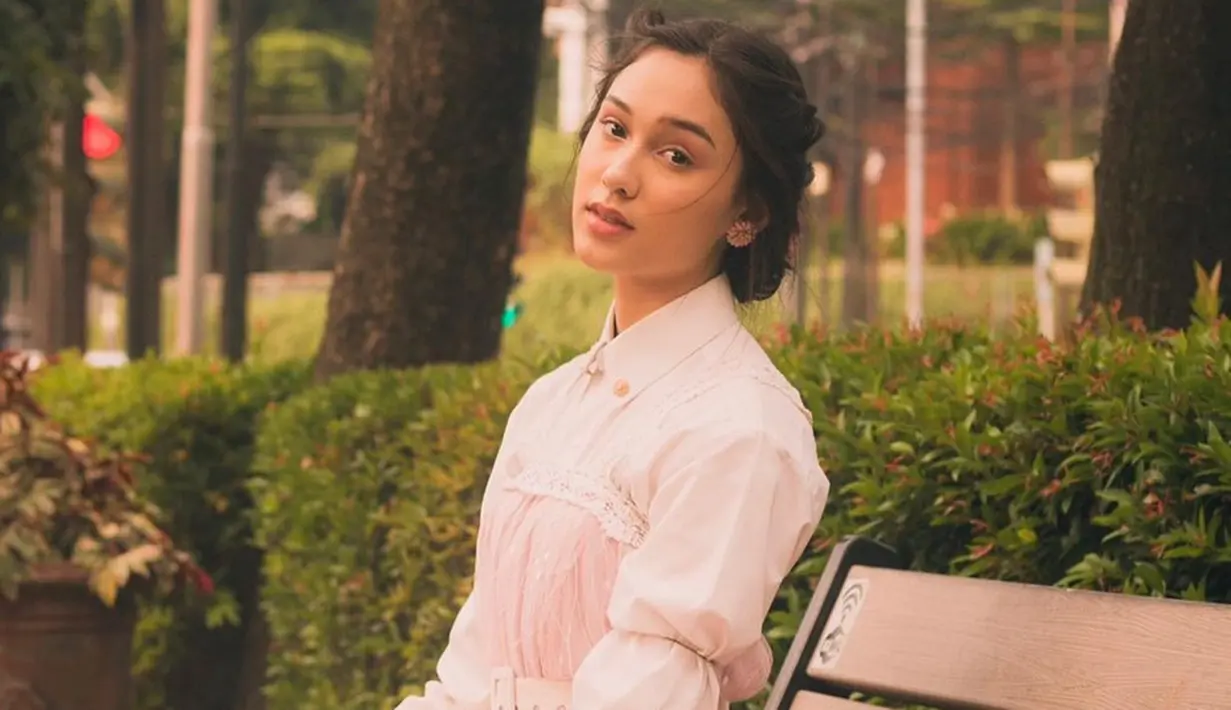 Meski baru berusia 18 tahun, Yasmin Napper selalu memperhatikan penampilannya. Gaya vintage menjadi salah satu pilihan pemain sinetron 	Love Story The Series ini. Seperti kali ini, Yasmin tampil cantik dengan dress panjang berwarna putih. (Liputan6.com/IG/@yasminnapper)