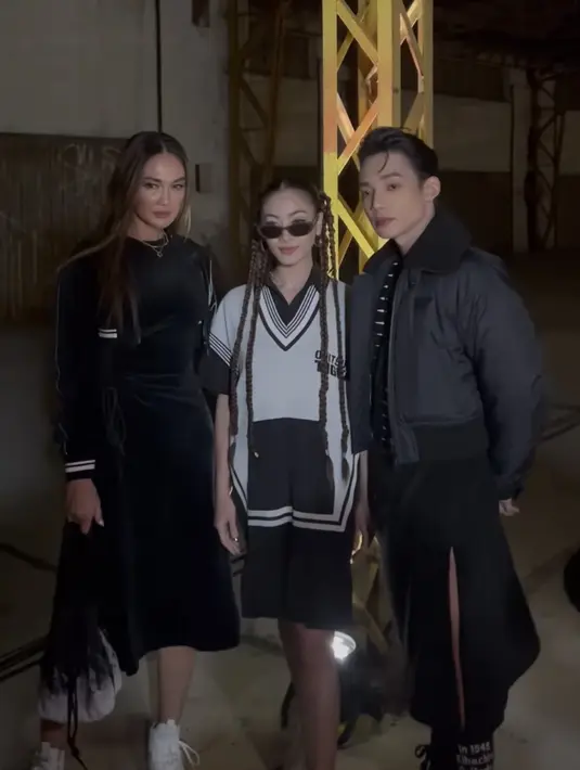 <p>Ia tampil serba hitam dengan dress longslevee berbahan velvet</p>