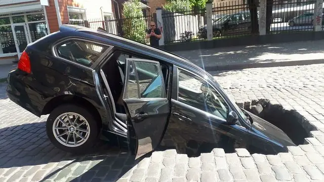 Kumpulan Potret Super Apes yang Menyayat Hati Pencinta Mobil (Boredpanda)