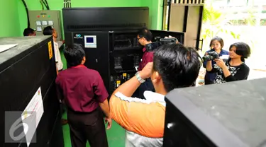 Dirtipikor Bareskrim Polri bersama tim ahli lakukan pemeriksaan UPS di SMAN 57, Jakarta, Sabtu (13/6/2015).  Pemeriksaan bertujuan sebagai untuk melengkapi berkas penyelidikan kasus pengadaan UPS yang terjadi di DKI Jakarta. (Liputan6.com/Yoppy Renato)