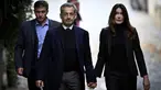 Mantan Presiden Prancis Nicolas Sarkozy (tengah), bersama istrinya Carla Bruni-Sarkozy, berjalan meninggalkan kediamannya untuk menyerahkan diri ke Penjara La Sante guna menjalani hukuman penjara lima tahun setelah dinyatakan bersalah atas konspirasi kriminal terkait rencana pendanaan kampanye pemilu 2007-nya oleh diktator Libya Moamer Kadhafi, di Paris, pada 21 Oktober 2025. (JULIEN DE ROSA/AFP)