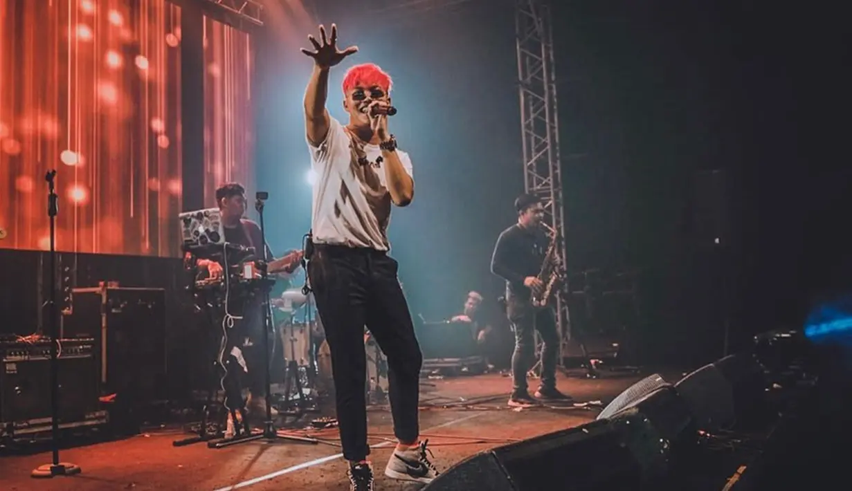 Rizky Febian juga pernah tampil dengan rambut warna terang yaitu merah. Lengkap dengan baju santai dan kacamata hitam, ia sukses menghibur para penggemarnya. (Liputan6.com/IG/@rizkyfbian)