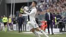 Striker Juventus, Cristiano Ronaldo, mengontrol bola saat melawan Fiorentina pada laga Serie A 2019 di Stadion Juventus, Sabtu (20/4). Juventus menang 2-1 atas Fiorentina. (AP/Luca Bruno)