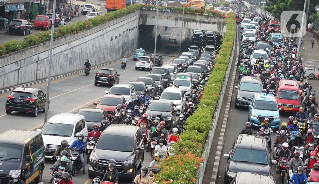 Kendaraan terjebak kemacetan saat melintas di Jalan Raya Pasar Minggu, Jakarta, Rabu (10/6/2020). Tingginya volume kendaraan serta adanya proyek pembangunan flyover menyebabkan kemacetan parah di kawasan tersebut, meskipun saat ini masih dalam status transisi PSBB. (Liputan6.com/Immanuel Antonius)
