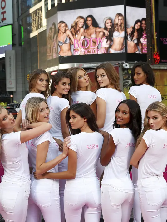 Model baru Victoria's Secret berpose di New York Times Square saat peluncuran Body by Victoria (28/7/2015). Sepuluh wanita cantik ini akan menjadi model terbaru Victoria's Secret dalam memperkenalkan berbagai lingerie (pakaian dalam). (REUTERS/Mike Segar)