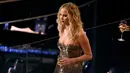 Jennifer Lawrence memegang segelas anggur berjalan di antara para hadirin saat menghadiri Academy Awards di Dolby Theatre, di Hollywood, California (4/3). (Chris Pizzello / Invision / AP)
