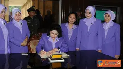 Citizen6, Jakarta: Usai tabur bunga Ketua Umum IKKT, Ibu Tetty Agus Suhartono didampingi para Ketua IKKT Pragati Wira Anggini Cabang BS mengisi buku tamu. (Pengirim: Badarudin Bakri).