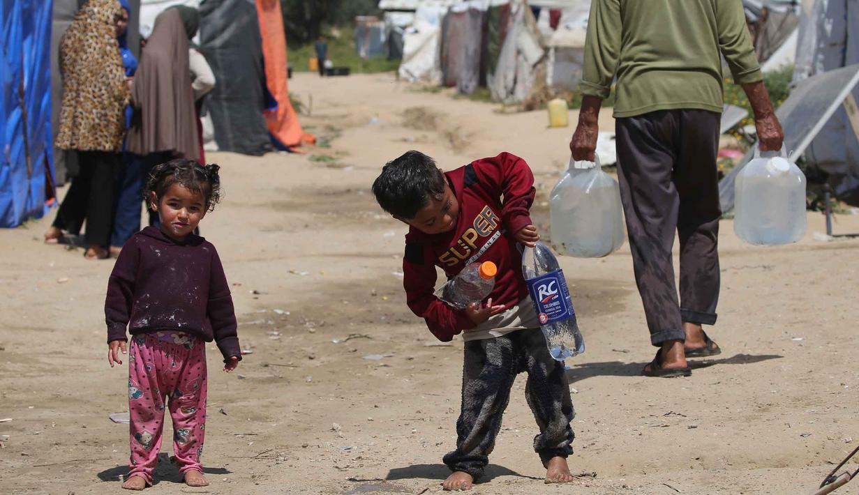 Anak-anak mengambil air minum di kamp pengungsi Bureij, Jalur Gaza Tengah pada 28 April 2026. Krisis air bersih masih menjadi salah satu bencana kemanusiaan paling serius di Gaza. (Eyad Baba/AFP)