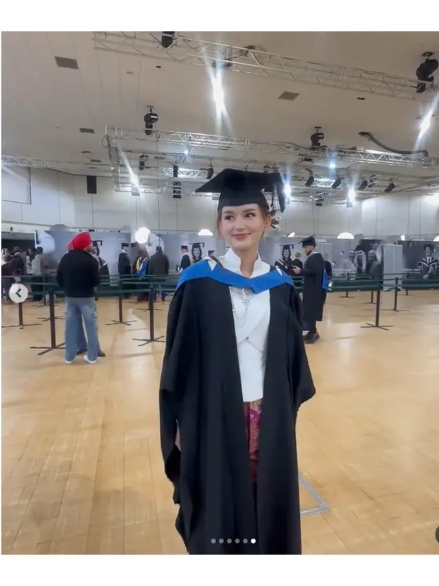 6 Gaya Anggun Sarah Menzel Pakai Kebaya Putih di Wisuda Bournemouth University