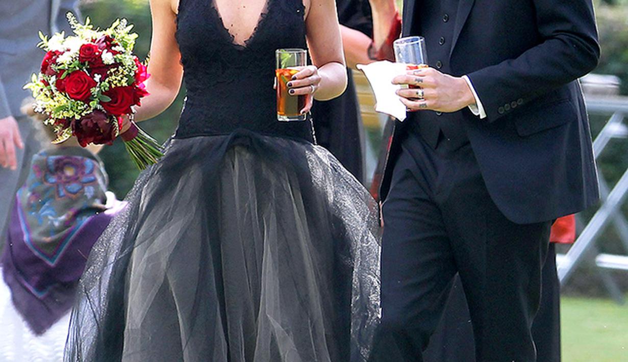 Berbagai Wedding Dress Hitam Untuk Tampil Beda - Fimela ...