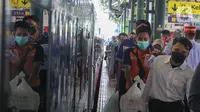 Calon penumpang bersiap menaiki kereta api di Stasiun Gambir, Jakarta, Jumat (22/4/2022). Adapun Volume penumpang berangkat sebanyak 6.300 atau 41 persen dari total Tempat Duduk yang tersedia sebanyak 15.506. (Liputan6.com/Herman Zakharia)
