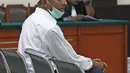 Terdakwa kasus penembakan dr Letty Sultri, dr Helmi mendengarkan dakwaan di PN Jakarta Timur, Kamis (29/3). Helmi menjalani sidang perdana dengan agenda pembacaan surat dakwaan oleh JPU. (Liputan6.com/Herman Zakharia)