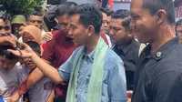 Gibran Rakabuming Raka kampanye ke Ibu Kota. Dia mengunjungi permukiman di Warakas, Jakarta Utara, Selasa (16/1/2024). (Merdeka.com/ Muhammad Genantan Saputra)