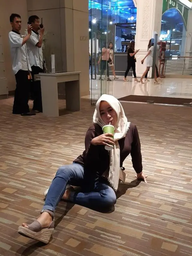 10 Kelakuan Nyeleneh Ibu-Ibu di Tempat Umum Ini Cuek Banget, Kocak