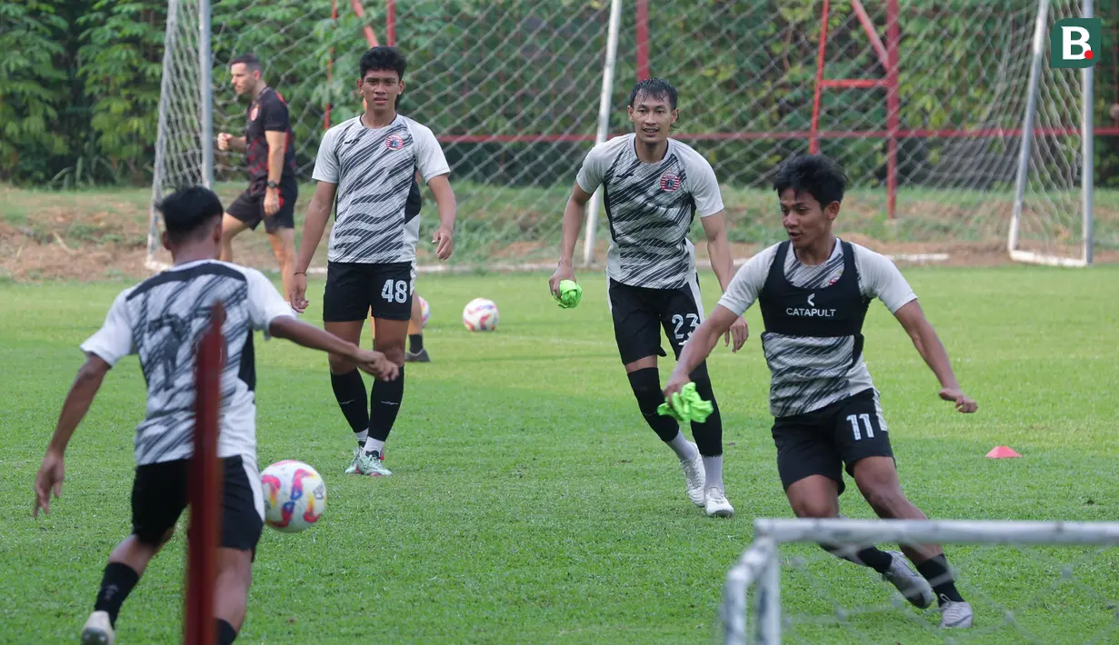 Kompetisi BRI Liga 1 musim 2024/2025 sedang memasuki masa libur. Karena agenda Timnas Indonesia di putaran ketiga, Kualifikasi Piala Dunia 2026, Zona Asia. Namun demi mengembalikan performa terbaik, skuad asuhan Carlos Pena tetap menggeber latihan. (Bola.com/M Iqbal Ichsan)