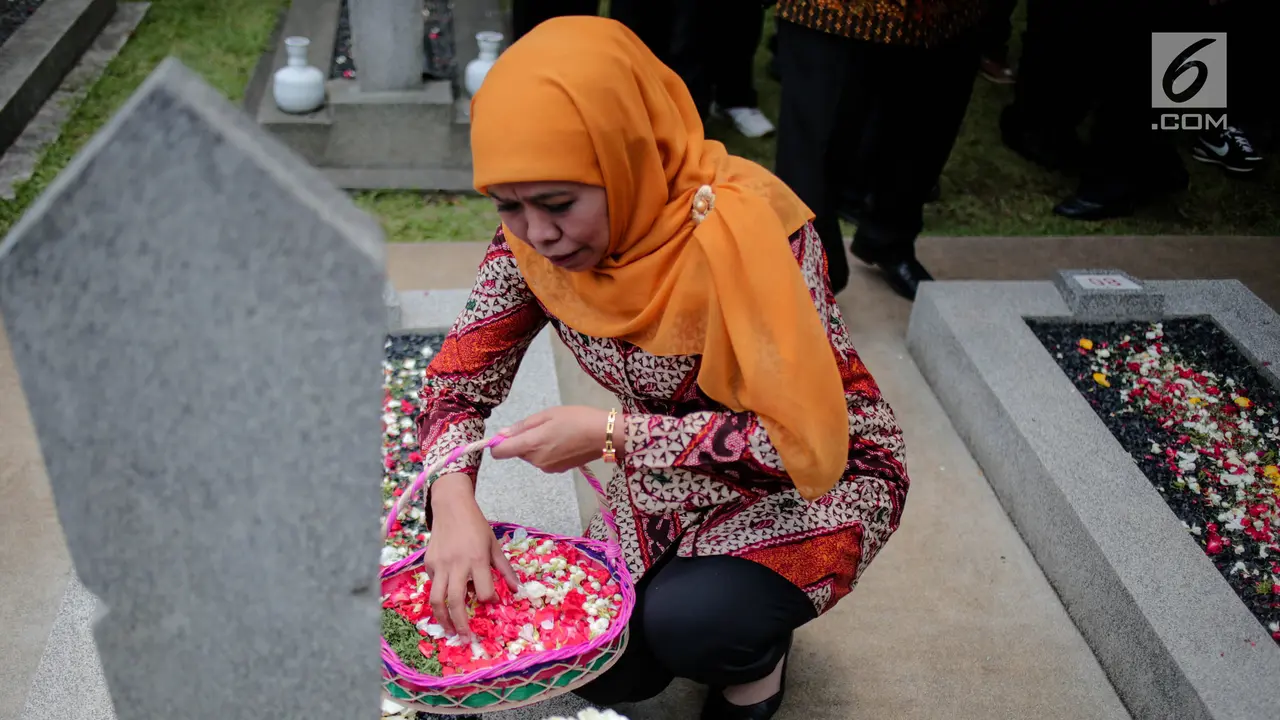 Mensos Khofifah Ziarah TMP Kalibata
