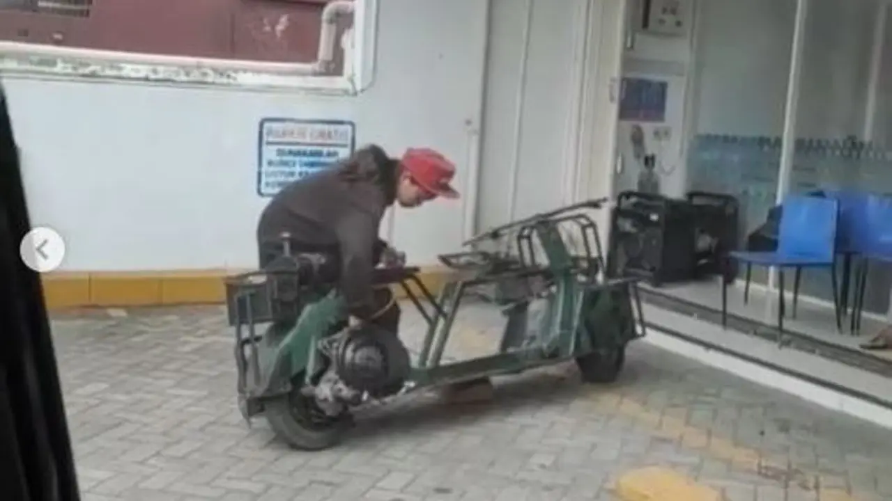 Bantu Kakek Pemulung, Anak Motor Panen Pujian