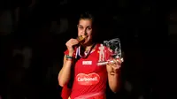 Pebulutangkis tunggal putri Spanyol, Carolina Marin, berpose dengan medali emas Kejuaraan Dunia Bulutangkis 2015 setelah mengalahkan pebulutangkis India, Saina Nehwal di Istora Gelora Bung Karno, Senayan, Jakarta. Minggu (16/8/2015). (Bola.com/Arief Bagus