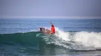 Atlet peselancar Indonesia untuk Olimpiade Tokyo, Rio Waida Saat berlatih di Pantai Legian, Jumat pagi (09/07/2021). (Maheswara Putra/Bola.com)