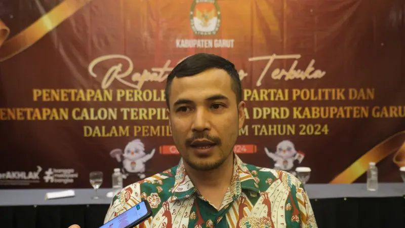 Ketua KPUD Garut Dian Hasanudin menyatakan, Petugas coklit KPUD Garut, Jawa Barat, menemukan sekitar 131 ribu lebih data tidak memenuhi syarat, menjelang Pilkada Garut 2024. (Liputan6.com/Jayadi Supriadin)