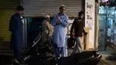 Para imigran Pakistan berkumpul untuk melakukan salat subuh usai menyantap sahur di distrik Kwai Chung, Hong Kong (25/5/2019). Kwai Chung adalah daerah perkotaan di dalam Kota Baru Tsuen Wan di Wilayah Baru Hong Kong. (AFP Photo/Philip Fong)