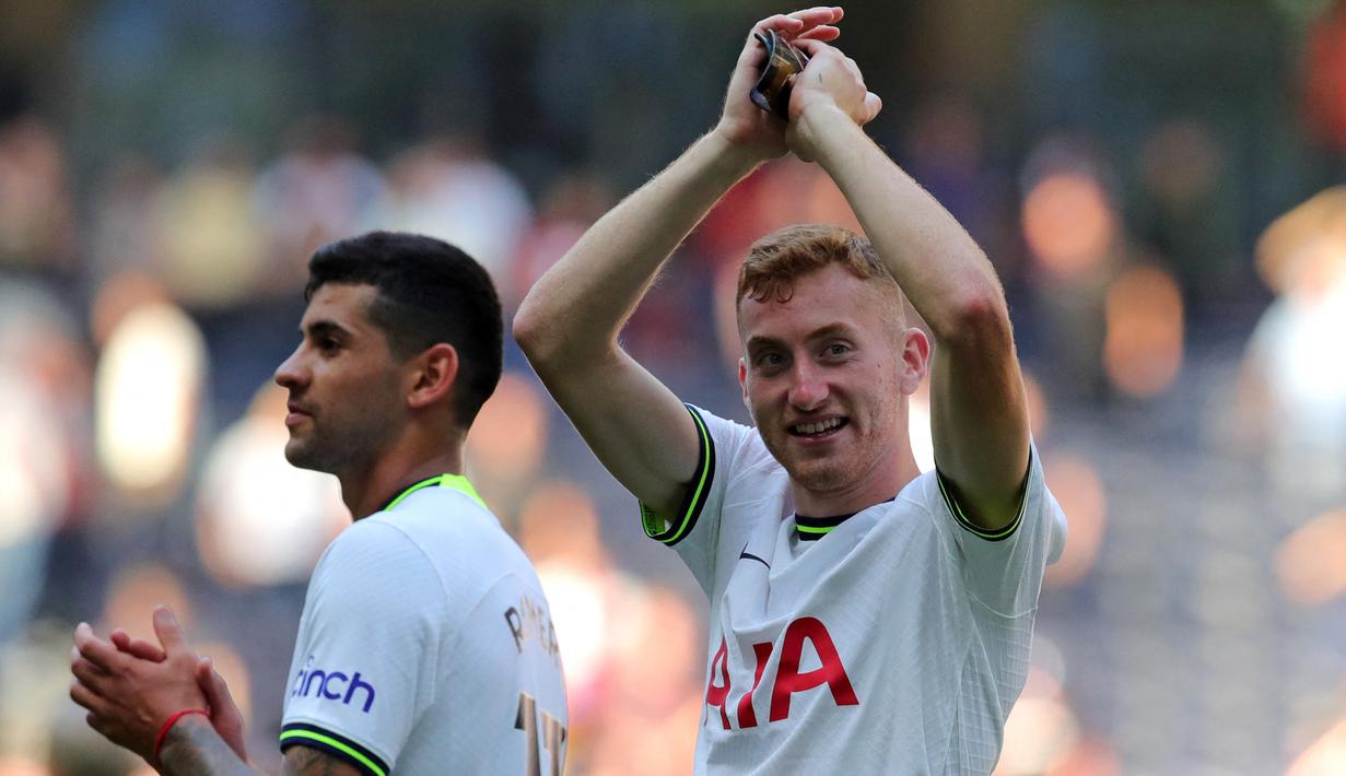Selebrasi gelandang Tottenham Hotspur, Dejan Kulusevski setelah berakhirnya laga menghadapi Southampton pada laga Liga Inggris 2022/2023 di Tottenham Hotspur Stadium, London (6/8/2022). Dejan Kulusevski dipinjam Tottenham Hotspur dari Juventus selama 1,5 musim pada tengah musim 2021/2022 dengan biaya 10 juta euro. Tampil sesuai ekspektasi menjadi trisula Spurs bersama Harry kane dan Son Heung-min, ia ia dipastikan akan berstatus permanen pada awal musim 2023/2024 dengan mahar 30 juta euro. (AFP/Chris Radburn)