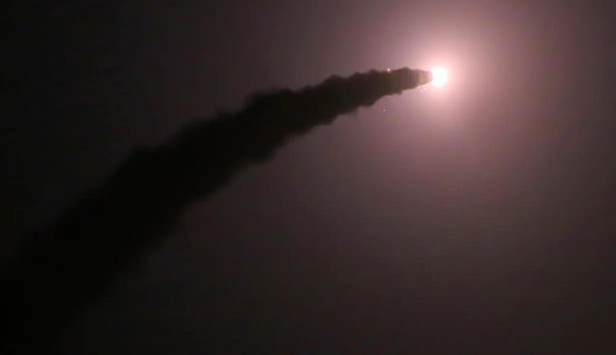 Rudal jarak menengah diluncurkan militer Iran yang ditargetkan pada militan ISIS Suriah di Kermanshah, Iran, (19/6). Serangan ini sebagai balas dendam atas serangan teroris di Teheran beberapa waktu lalu. (IRIB News Agency, Morteza Fakhrinejad via AP)