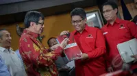 Menkumham Yasonna Laoly menerima kedatangan Hasto Kristianto di Kantor Kemenkumham, Jakarta, Rabu (6/5/2015). Kedatangan Hasto untuk menyerahkan susunan Kepengurusan DPP PDIP periode 2015-2020 kepada Menkumham. (Liputan6.com/ Faizal Fanani)