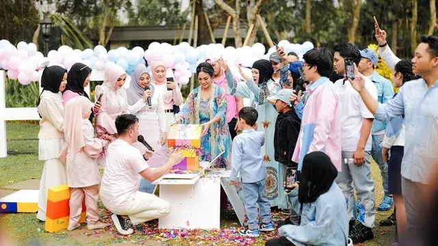 Suasana pesta gender reveal kehamilan Aurel Hermansyah (Foto: Instagram attahalilintar)
