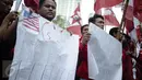 Massa yang Gerakan Mahasiswa Nasional Indonesia (GMNI) melakukan aksi bela Indonesia terkait Freeport di  Kantor PT. Freeport Indonesia, Jakarta, Jumat (24/2). (Liputan6.com/Faizal Fanani)