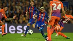 Pemain Barcelona, Lionel Messi, mencetak gol ke gawang Manchester City dalam laga Grup C Liga Champions di Camp Nou, Barcelona, Kamis (20/10/2016) dini hari WIB. (AFP/Lluis Gene)