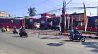 Suasana di depan Mako Brimob Polri terlihat sejumlah kendaraan terparkir di depan Mako Brimob, Kecamatan Cimanggis, Kota Depok. (Liputan6.com/Dicky Agung Prihanto)