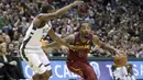 Pemain Cleveland Cavaliers, JR Smith mecoba melewati adangan pemain Milwaukee Bucks, Khris Middleton pada laga NBA basketball game di BMO Harris Bradley Center, Milwaukee, (19/12/2017). Bucks menang 119-116. (AP/Morry Gash)