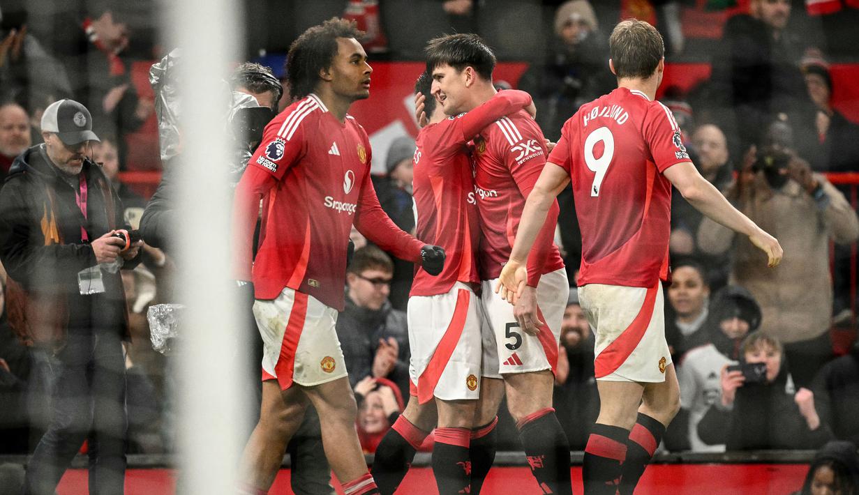 Pemain Manchester United meryakan gol yang dicetak oleh Harry Maguire dalam laga lanjutan Liga Inggris 2024/2025 melawan Ipswich Town di Old Trafford, Manchester, Inggris, Kamis (27/02/2025). (AFP/Oli Scarff)