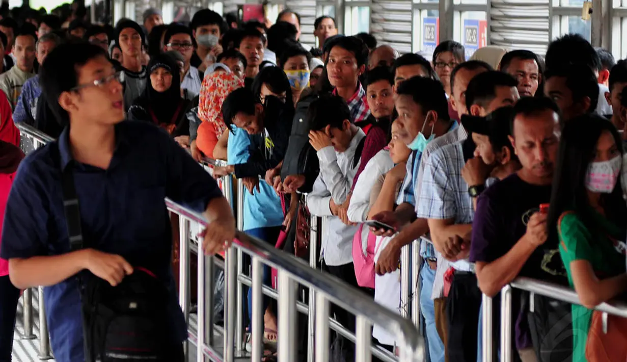 Antrean penumpang terlihat mengular di di terminal transit Harmoni, Jakarta, Senin (10/11/2014). (Liputan6.com/Johan Tallo)