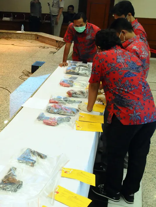 Petugas mengecek barang bukti hasil pengungkapan kasus teror di berbagai wilayah di Indonesia jelang pemberian keterangan oleh Kapolri Jenderal Pol Badrodin Haiti di Mabes Polri, Jakarta, Jumat (22/1/2016). (Liputan6.com/Helmi Fithriansyah)