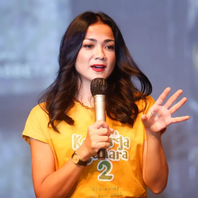 [Fimela] Nirina Zubir di Film Keluarga Cemara 2