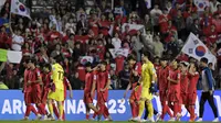 Ekspresi kesedihan pemain Korea Selatan U-20 setelah dikalahkan Timnas Italia U-20 dalam pertandingan semifinal Piala Dunia U-20 2023 yang digelar di Estadio Unico Diego Maradona, La Plata, Jumat (9/6/2023) pagi WIB. (AFP/Juan Mabromata)