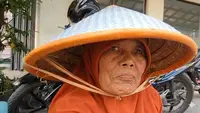 Kusriyati juru parkir wanita Lansia di Brebes yang menggagalkan aksi pencurian uang Rp 3,6 Miiliar. (istimewa)