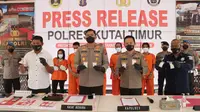 Kapolres Kutim menunjukan barang bukti beserta para tersangka pengedar narkoba yang berhasil diringkusnya. (Liputan6.com)