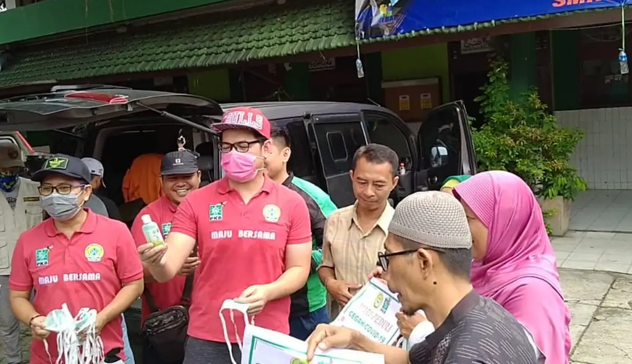 Baca dari berbagai sumber, Tommy memutuskan untuk membuat racikan minuman sendiri untuk menjaga sistem imunnya. Menurutnya, minuman tersebut lebih baik ketimbang vitamin lainnya. (Syifa Ismalia/Fimela.com)