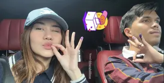 Aaliyah Massaid didampingi suami untuk nyoblos tahun ini. Tampak, Aaliyah mengenakan atasan knit berkerah lengan panjang warna hitam dipadukan topi cap denim dari Celine. [@aaliyah.massaid]