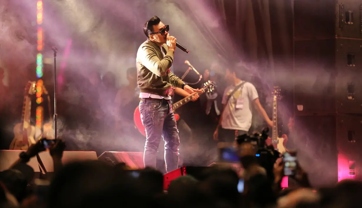 Selain lagu Berubah, di MARKAS 2018 kemarin Naif juga menghibur penonton dengan lagunya lainnya yang terdapat di album 7 Bidadari. Bahkan, lagu lawas mereka pun juga terdengar dilantunkan. (Adrian Putra/Bintang.com)