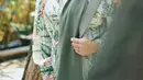 Tampil santun dalam balutan gaun bernuansa hijau yang feminin, gaya fashion Irish Bella semakin menarik dengan kacamata hitamnya. (Liputan6.com/IG/@_irishbella_)