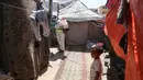 Serangan hama ini menambah daftar panjang penderitaan pengungsi di Gaza, selain ancaman serangan militer, kelaparan, dan krisis kesehatan. Tampak dalam foto, seorang anak menyaksikan pengungsi Palestina menyemprotkan cairan disinfektan pada jalan setapak dan tenda-tenda untuk membasmi serangga dan hewan pengerat di kamp pengungsian Khan Yunis, Jalur Gaza Selatan pada Rabu 22 April 2026. (Bashar Taleb/AFP)
