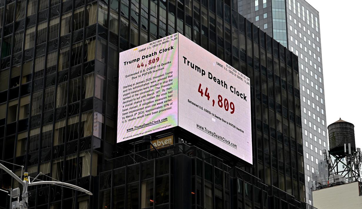 Papan berupa jam kematian yang disebut "Trump Death Clock" di Times Square, New York City pada 8 Mei 2020. Trump Death Clock yang menunjukkan jumlah kematian akibat Covid-19 ini menjadi pengingat bagi Donald Trump angka itu bisa dihindari jikabertindak lebih cepat. (Dia Dipasupil/Getty Images/AFP)