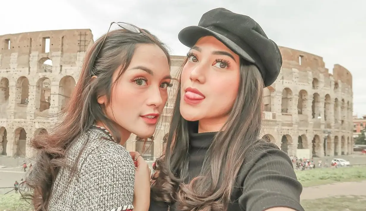 Nabila bersama sahabatnya yang juga selebgram, Cindy Priscilla, berlibur keliling Eropa. (Liputan6.com/IG/@nabilagardena)