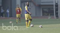 Pemain Semen Padang, Didier Zokora, melakukan sesi latihan di Stadion Patriot, Bekasi, Jumat (19/05/2017). Latihan tersebut jelang lawan Bhayangkara FC. (Bola.com/M Iqbal Ichsan)