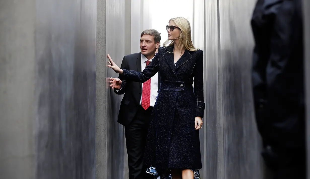 Putri dan penasihat Presiden AS Donald Trump, Ivanka Trump memegang bangunan saat mengunjungi Memorial to the Murdered Jews of Europe di Berlin, Jerman (25/4). Ivanka mengunjungi tempat tersebut usai menghadiri KTT W20. (AP/Micheal Sohn/Pool)