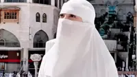 Celine Evangelista Tampil Bercadar saat Umrah (credit: instagram/celine_evangelista/boyhamzah)